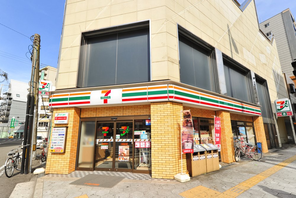 3 minutes walk to a convenience store.