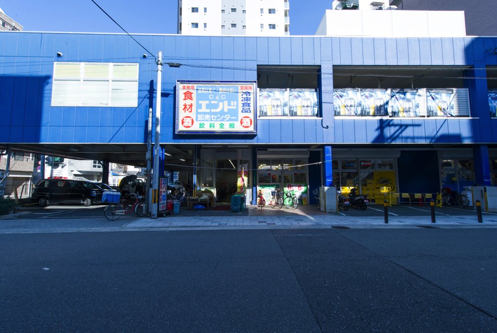 2 minutes walk to a supermarket