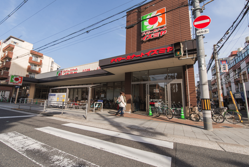 There's a supermarket nearby, only 5 minutes walk