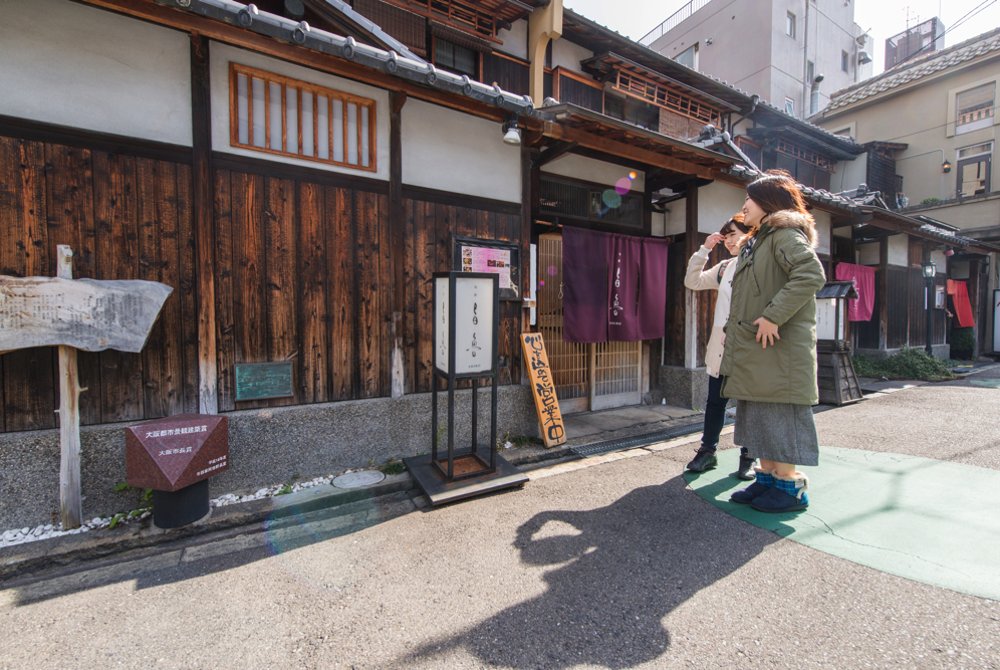 There are many stylish stores behind the station that were renovated from traditional Japanese tenement houses
