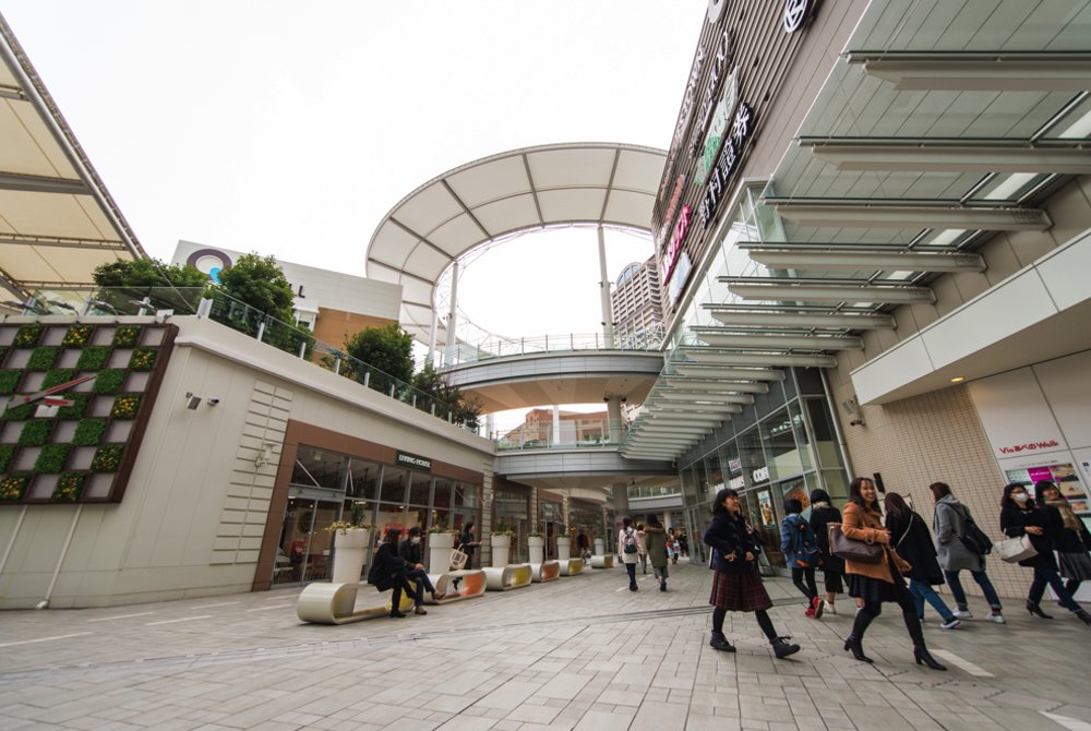 12 minutes walk to the biggest shopping mall in Osaka "Q's mall"