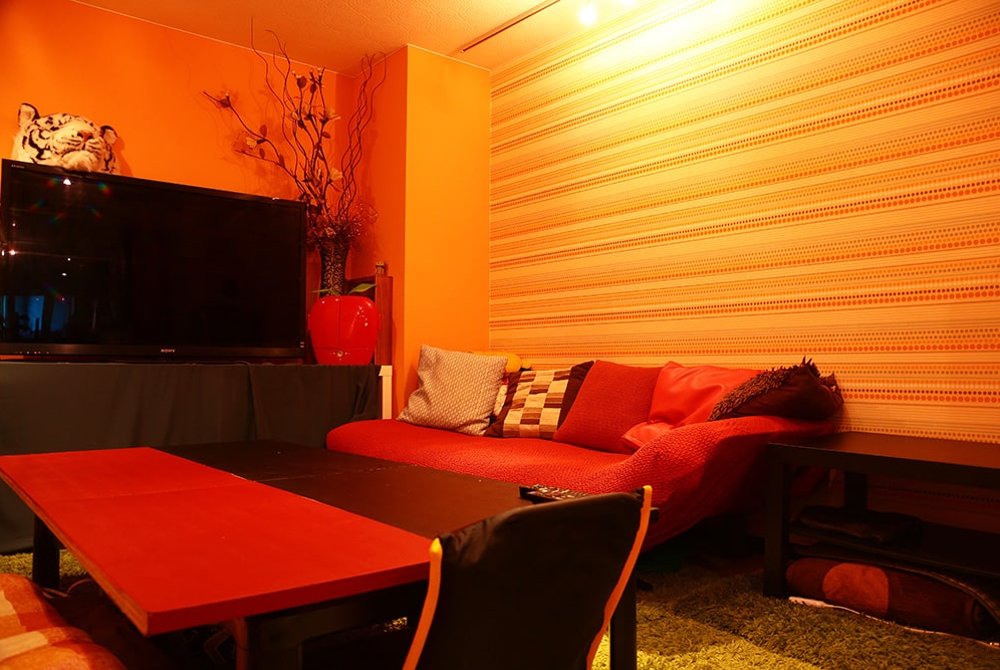 You can enjoy the Apple TV and satellite channels on the large TV screen.