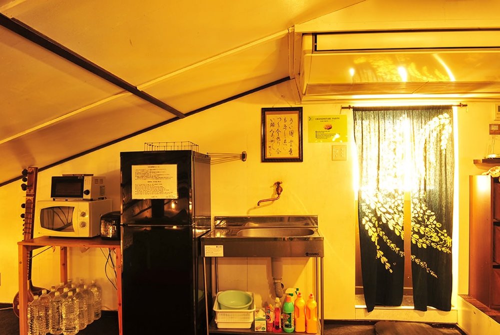 The lounge is equipped with a large air conditioner, very comfortable whether it's summer or winter. There is also a sink.